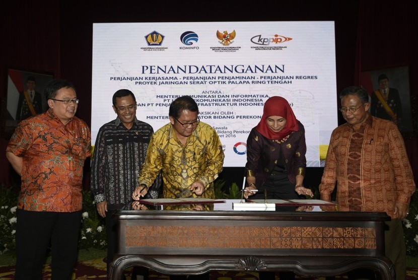 Menkominfo Rudiantara (tengah) dan Dirut Penjaminan Infrastruktur Indonesia Sinthya Roesly (kedua kanan) menandatangani nota kesepahaman proyek Palapa Ring Paket Tengah disaksikan Menko Perekonomian Darmin Nasution (kanan), Menkeu Bambang Brodjonegoro (kir