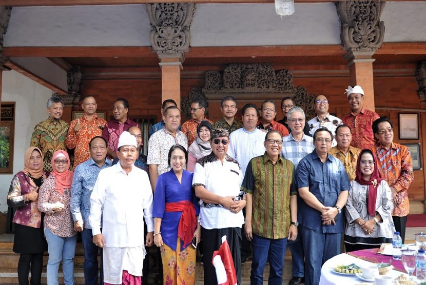 Menkop AAGN Puspayoga melakukan dialog dengan  Forkom KBI di rumahnya, Puri Agung Denpasar guna mendengarkan berbagai gagasan dan program kerja Forkom KBI. Di antaranya gagasan Cooperative Incorporated (CI). 