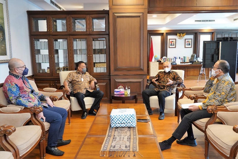  Menkop UMKM Teten Masduki saat menerima Gubernur Sulut Olly Dondokambey di ruang kerjanya, Kamis (16/9) di Jakarta. Keduanya berbincang membahas konsep pengembangan produk pertanian dan perikanan daerah berbasis koperasi dan UMKM. 