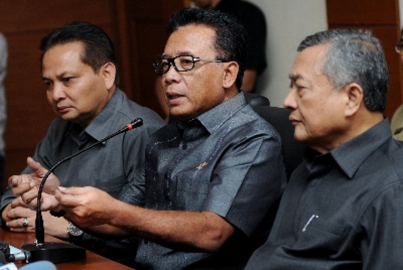 Coordinating Minister of Political, Legal and Security Affairs Djoko Suyanto (center)