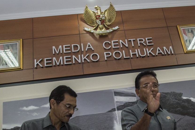 Menkopolhukam Djoko Suyanto (kanan) bersama Mendagri Gamawan Fauzi usai memberi keterangan pers di Kantor Menkopolhukam, Jakarta.