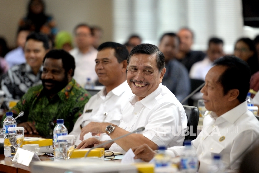 Menkopolhukam Luhut B Panjaitan bersama Kepala BIN Sutiyoso saat rapat kerja bersama Komite 1 DPD RI di Komplek Parlemen Senayan, Jakarta, Selasa (9/2).  (Republika/WIhdan)