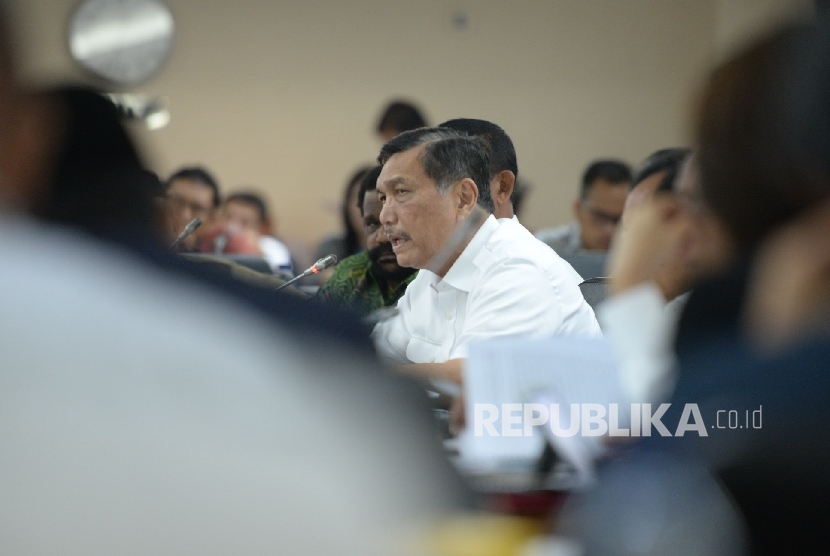 Menkopolhukam Luhut B Panjaitan saat rapat kerja bersama Komite 1 DPD RI di Komplek Parlemen Senayan, Jakarta, Selasa (9/2).