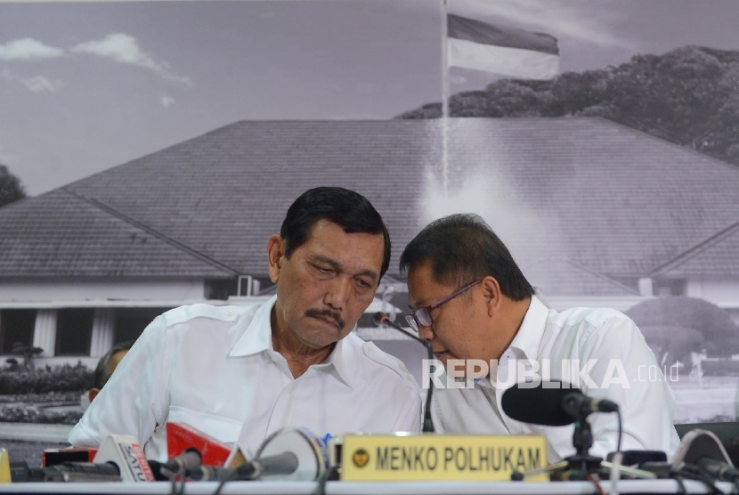 Menko Polhukam Luhut Binsar Panjaitan (kiri), bersama Menkominfo Rudiantara memberikan keterangan pers demo sopir taksi yang rusuh di Jakarta, Selasa (22/3). (Republika/Raisan Al Farisi)