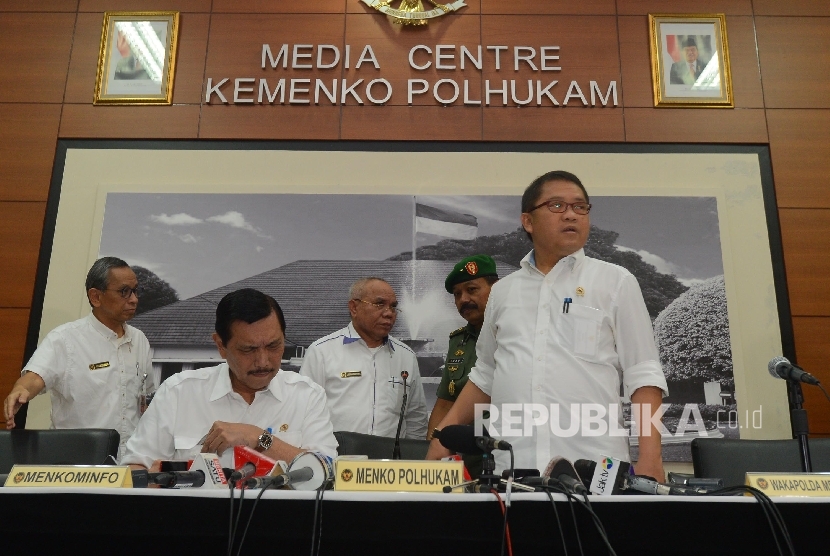 Menko Polhukam Luhut Binsar Panjaitan (kiri), bersama Menkominfo Rudiantara memberikan keterangan pers demo sopir taksi yang rusuh di Jakarta, Selasa (22/3). (Republika/Raisan Al Farisi)