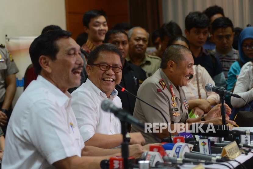 Menkopolhukam Luhut Binsar Panjaitan (kiri), Menkominfo Rudiantara (tengah) dan Wakapolda Brigjen Pol Nandang Jumantara (kanan) di Jakarta, Selasa (22/3). (Republika/Raisan Al Farisi) 