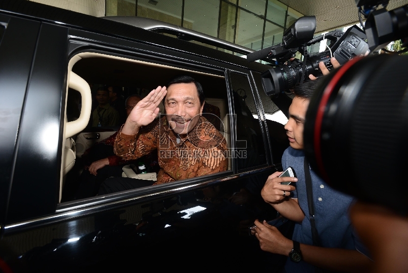  Menkopolhukam Luhut Binsar Panjaitan memasuki kendaraannya setelah melakukan pertemuan bersama Pimpinan KPK di Gedung KPK, Jakarta, Kamis (7/1). (Republika/Raisan Al Farisi) 