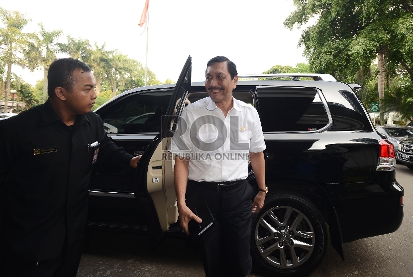  Menkopolhukam, Luhut Pandjaitan tiba di Gedung Kemenkopolhukam untuk mengikuti rapat bersama di Jakarta, Senin (30/11). 