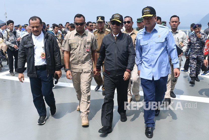 Menkopolhukam Mahfud MD (kedua kanan) berbincang dengan Menteri Kelautan dan Perikanan Edhy Prabowo (kanan) disela-sela joy sailing di geladak KRI Semarang-594 melintas di Laut Natuna, Rabu (15/1/2020).