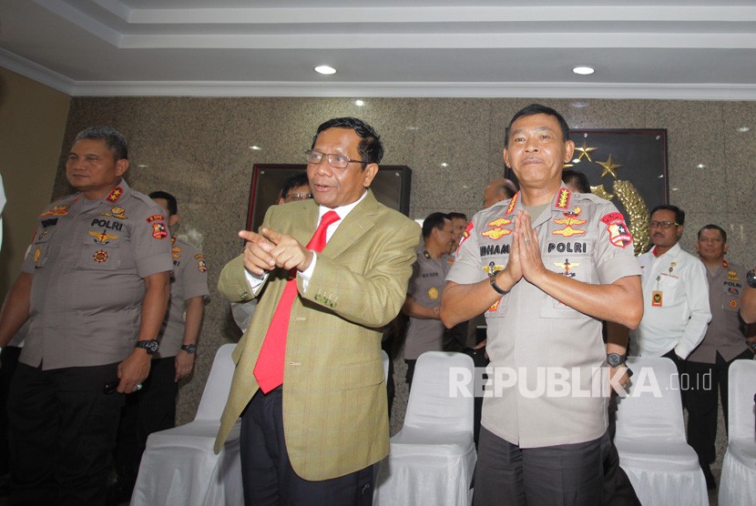 Menkopolhukam Mahfud MD bersama Kapolri Jenderal Idham Azis (kanan) di Rupatama Mabes Polri, Jakarta Selatan, Kamis (12/12/2019). 