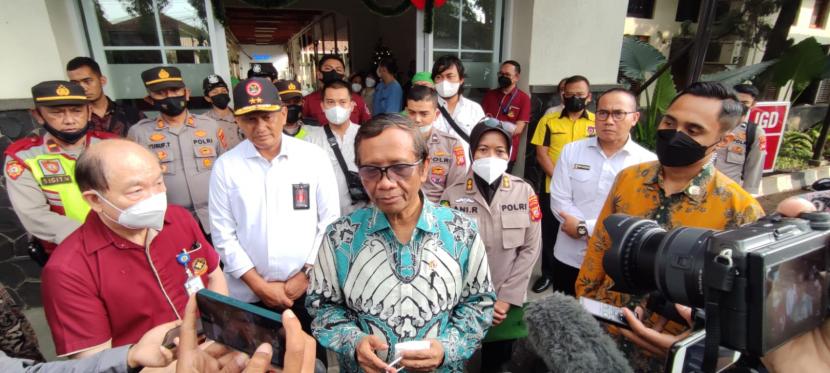 Menkopolhukam Mahfud MD menyampaikan keterangan pers kepada wartawan usai meninjau korban bom bunuh diri Astana Anyar di Rumah Sakit Immanuel, Kota Bandung, Rabu (7/12/2022). 