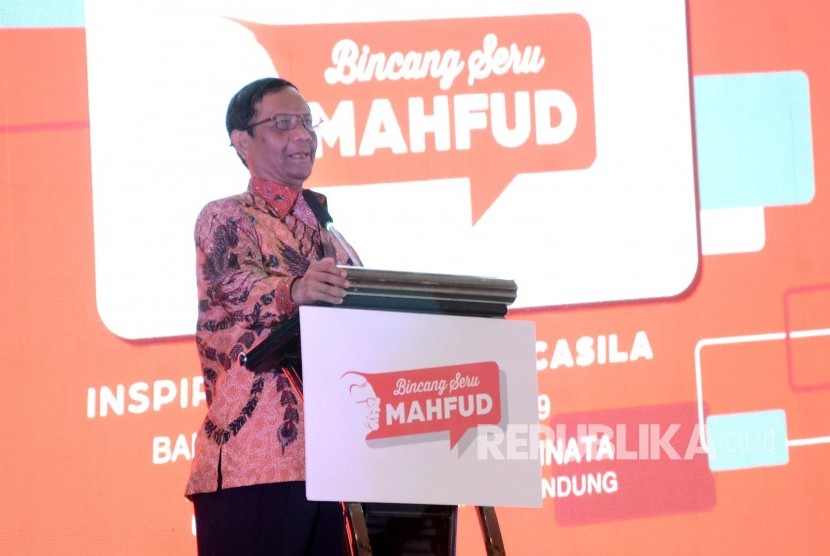 Menkopolhukam Mahfud MD tampil pada acara Bicang Seru Mahfud, di Gedung Graha Sanusi, Universitas Padjadjaran (Unpad), Jalan Dipaiukur, Kota Bandung, Rabu (30/10).