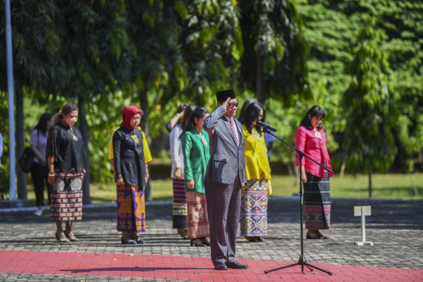 Menkopolhukam Mahfud MD (tengah) memimpin penghormatan ketika berziarah ke Taman Makam Pahlawan Seroja di Kota Dili, Timor Leste, Kamis (19/5/2022). Taman Makam Pahlawan Seroja merupakan tempat pemakaman para prajurit Indonesia yang gugur di Timor Leste.