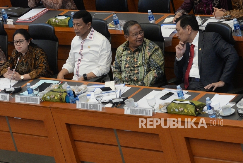 Menkopolhukam Wiranto (kedua kiri) bersama Menko PMK Puan Maharani (kiri), Menko Perekonomian Darmin Nasution (kedua kanan), dan Menko Kemaritiman Luhut Pandjaitan (kanan) mengikuti rapat kerja dengan Badan Anggaran DPR di Kompleks Parlemen Senayan, Jakarta, Rabu (13/9). 