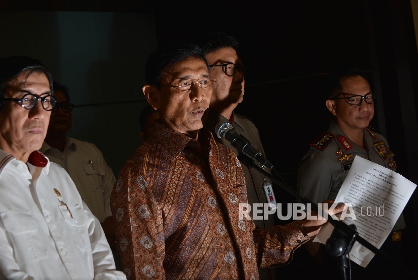 Menkopolhukam Wiranto (kedua kiri) bersama Menteri Dalam Negeri Tjahjo Kumolo (kedua kanan), Menkumham Yasonna Laoly (kiri) dan Kapolri Tito Karnavian (kanan) memberikan keterangan kepada awak media saat menggelar konferensi pers di Gedung Menkopolhukam, Jakarta, Senin (8/5).