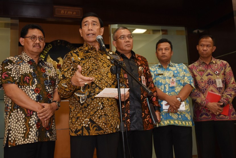 Menkopolhukam Wiranto (kedua kiri) memberikan keterangan terkait isu pro dan kontra pembubaran ormas Hizbut Tahrir Indonesia (HTI) di Jakarta, Jumat (12/5).