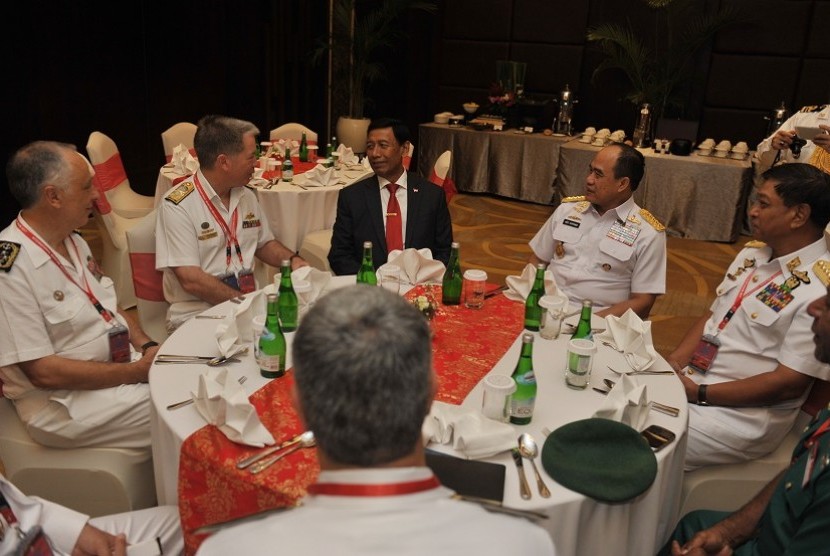 Menkopolhukam Wiranto (ketiga kri) bersama Kepala Staf Angkatan Laut Laksamana TNI Ade Supandi (kedua kanan) berbincang bersama Kepala Angkatan Laut Australia, Vice Admiral T.W Barrett (kedua kiri) dan sejumlah kepala angkatan laut negara asing dalam Simposium Internasional ke-3 Keamanan Maritim 2017 di Nusa Dua, Bali, Kamis (24/8). 