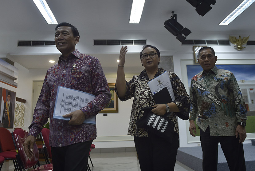 Menkopolhukam Wiranto (kiri) bersama Menteri Luar Negeri Retno Marsudi (tengah) dan Menteri Pertahanan Ryamizard Ryacudu (kanan) meninggalkan kantor Presiden usai menyampaikan keterangan pers terkait kerjasama militer Indonesia-Australia di Jakarta, Kamis 