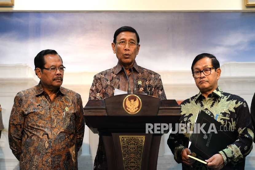  Menkopolhukam Wiranto (tengah) bersama, Jaksa Agung Prasetyo, dan Seskab Pramono Anung menggelar konferensi pers terkait pembentukan Satgas Sapu Bersih (Saber) Pungutan Liar (Pungli) di Kantor Kepresidenan, Jakarta, Jumat (21/10). 