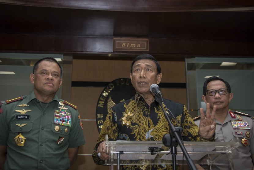 Menkopolhukam Wiranto (tengah) didampingi Panglima TNI Jenderal TNI Gatot Nurmantyo (kiri) dan Kapolri Jenderal Pol Tito Karnavian (kanan) 