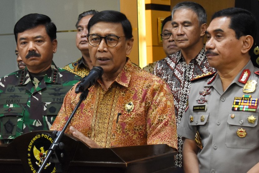 Menkopolhukam Wiranto (tengah) didampingi Panglima TNI Marsekal TNI Hadi Tjahjanto (kiri) dan Kepala Badan Nasional Penanggulangan Terorisme Komjen Polisi Suhardi Alius, memberikan keterangan kepada wartawan seusai memimpin rapat koordinasi bidang Polhukam, di Kantor Kemenkopolhukam Jakarta, Jumat (19/7/2019).