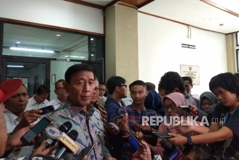 Menkopolhukam Wiranto,  usai melakukan pertemuan dengan KPU,  di Kantor KPU,  Menteng,  Jakarta Pusat,  Selasa (6/3). Wiranto membahas permasalahan pilkada dan pemilu dengan KPU.  