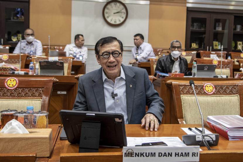 Menkum HAM Yasonna H. Laoly bersiap mengikuti Rapat Kerja Anggaran dengan Komisi III DPR di Kompleks Parlemen, Senayan, Jakarta, Kamis (25/8/2022). Dalam rapat tersebut membahas mengenai anggaran LKPP APBN TA 2021 serta LHP BPK 2021. 