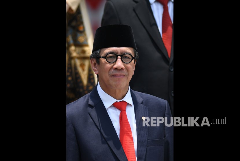 Menkum HAM Yasonna Laoly bersiap mengikuti foto bersama seusai pelantikan menteri Kabinet Indonesia Maju di Beranda Halaman Istana Merdeka, Jakarta, Rabu (23/10/2019).