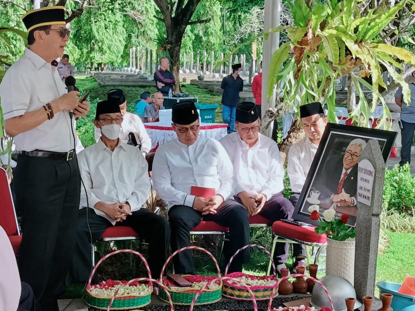 Menkumham Yasonna H Laoly, Wakil Ketua MPR Ahmad Basarah, dan Ketua Umum Bamusi Hamka Haq, serta sejumlah kader PDIP berziarah ke makam Taufiq Kiemas, Rabu (8/6/2022). Kegiatan ini merupakan rangkaian Haul ke-19 Taufik Kiemas.