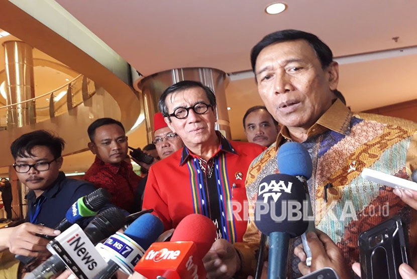 Menkopolhukam Wiranto (kanan) dan Menkumham Yasonna Laoly.