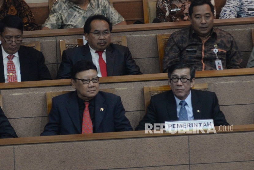 Menkumham Yasonna Laoly (kanan) dan Menteri Dalam Negeri (Mendagri) Tjahjo Kumolo (kiri) mengikuti rapat paripurna pengambilan keputusan RUU Pemilu di kompleks parlemen, Jakarta, Kamis (20/7).