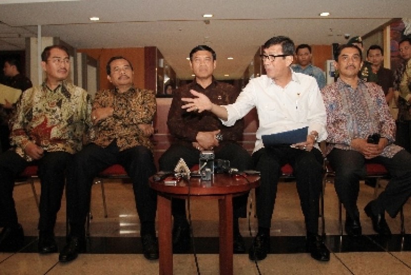 Menkumham Yasonna Laoly (kedua kanan) bersama Menko Polhukam Tedjo Edhy Purdijatno, dan Jaksa Agung HM Prasetyo.