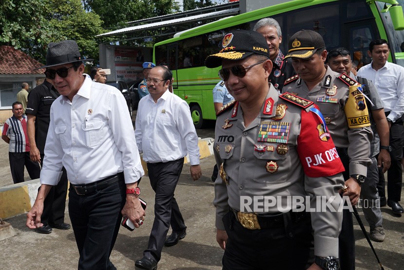 Menkumham Yasonna Laoly (kiri), bersama Kapolri Tito Karnavian (kanan), melakukan penyeberangan menuju Pulau Nusakambangan untuk meninjau Lapas High Risk, melalui dermaga penyeberangan Wijayapura, Cilacap, Jawa Tengah, Jumat (22/12). 