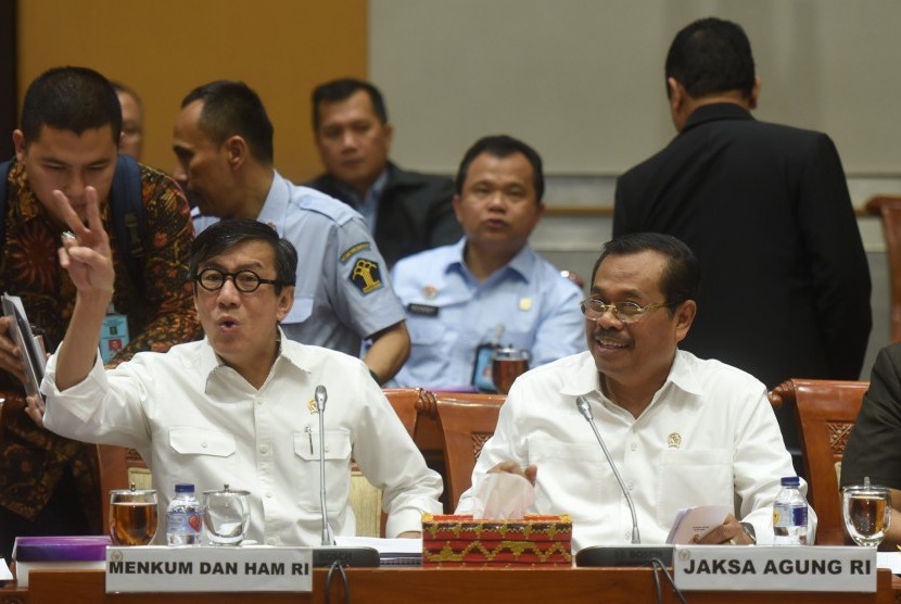 Menkumham Yasonna Laoly (kiri) dan Jaksa Agung HM Prasetyo (kanan) bersiap mengikuti rapat kerja dengan Komisi III DPR di Kompleks Parlemen, Senayan, Jakarta, Senin (16/10). 