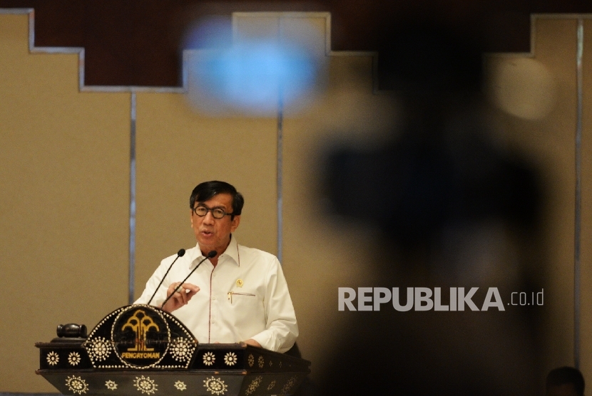 Menkumham Yasonna Laoly memberikan arahan kepada peserta Rakor dan Evaluasi Kemenkumham 2016 di Kemenkumham, Jakarta, Senin (25/7).  (Republika/ Wihdan)