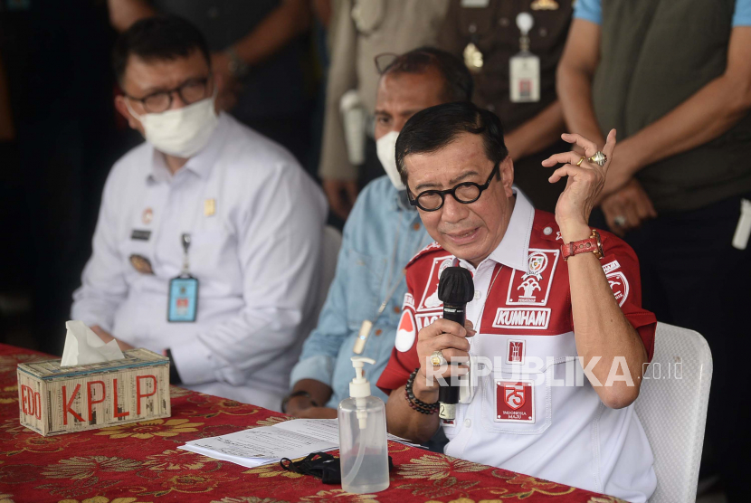 Menkumham Yasonna Laoly memberikan keterangan usai meninjau lokasi kebakaran di Lembaga Pemasyarakatan (Lapas) Kelas I Tangerang,Banten, Rabu (8/9). Sebanyak 41 warga binaan tewas akibat kebakaran yang membakar Blok C2 pada Rabu dini hari tersebut.