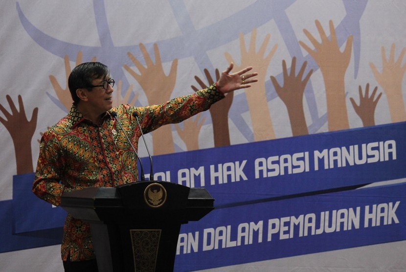 Menkunham Yasonna Laoly memberikan sambutan saat menghadiri perayaan Hari Hak Asasi Manusia Sedunia ke-68 Tahun di Surabaya, Jawa Timur, Kamis (8/12). 