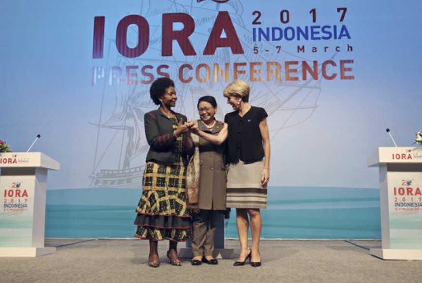 Menlu Afrika Selatan Maite Nkoana-Mashabane (kiri), Menlu RI Retno LP Marsudi (tengah) dan Menlu Australia Julie Bishop memimpin pertemuan tingkat menteri Asosiasi Negara Lingkar Samudra Hindia (IORA) di Jakarta, Senin (6/3).