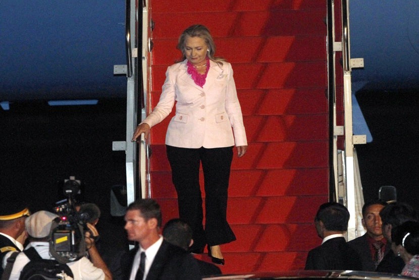  Menlu AS Hillary Rodham Clinton menuruni tangga pesawat saat tiba di Bandara Halim Perdanakusuma, Jakarta, Senin (3/9).  (Tatan Syuflana/AP)