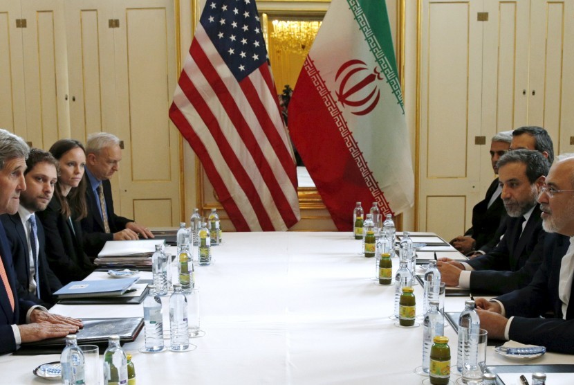Menlu AS John Kerry berhadapan dengan Menlu Iran Mohammad Javad Zariv dalam pembahasan nuklir Iran di Wina, Sabtu (16/1).