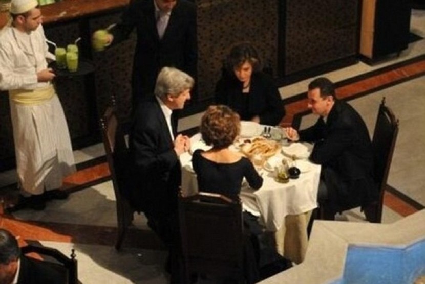 Menlu AS John Kerry bersama istri tampak sedang makan malam dengan Presiden Suriah Bashar al-Assad yang juga ditemani istri. Diperkirakan, foto diambil pada 2009