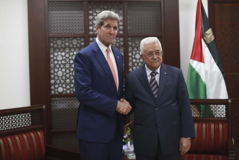Menlu AS John Kerry (kiri), bersama Presiden Palestina Mahmoud Abbas dalam pertemuan di Tepi Barat, Ramallah, Palestina. 