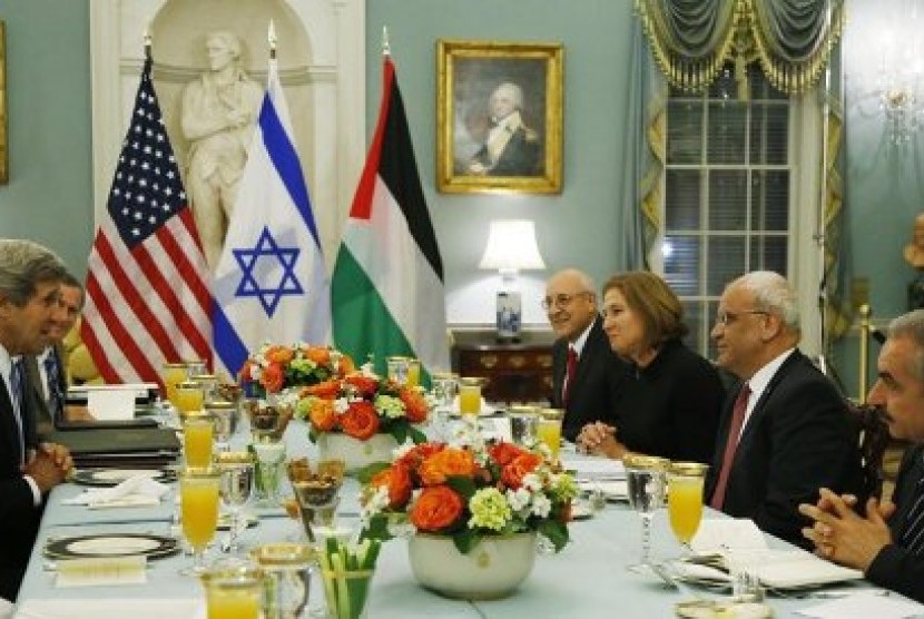 Menlu AS, John Kerry, (kiri) menjadi tuan rumah jamuan buka puasa dengan delegasi Palestina dan Israel di Kantor Departemen Luar Negeri AS sebelum mengawali perundingan damai