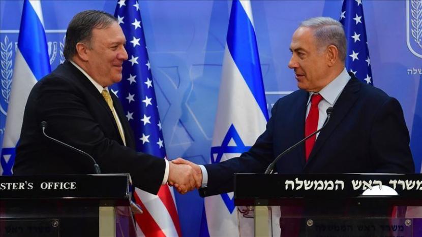 Menlu AS Mike Pompeo dan PM Israel Benjamin Netanyahu. Menlu AS Mike Pompeo ingin lebih banyak negara Arab normalisasi relasi dengan Israel. Ilustrasi.