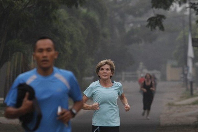 Menlu Australia Julie Bishop berlari pagi di tengah asap di Padang.