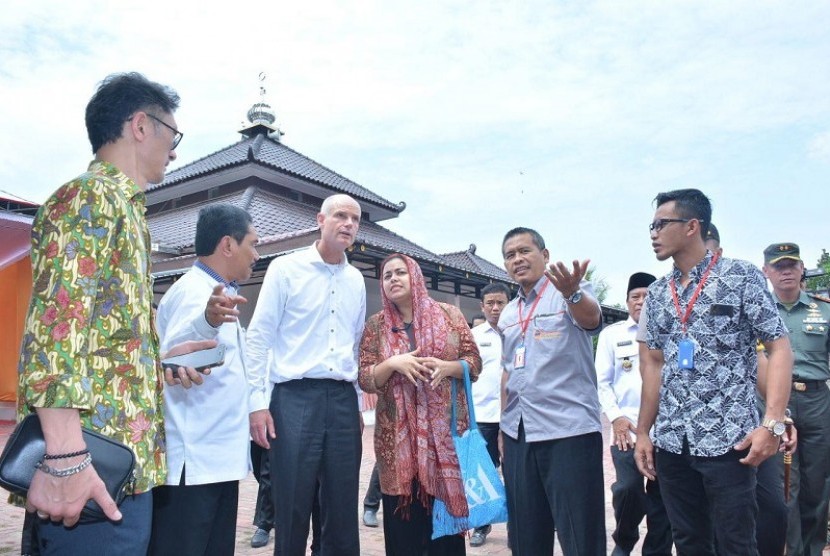 Menlu Belanda, Stef Blok saat mengunjungi kampung mantan terorisme di Lamongan, Rabu (4/7/2018).