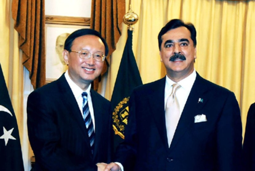 Menlu Cina Yang Jiechi (kiri) dan PM Pakistan Yousuf Raza Gilani (kanan) 