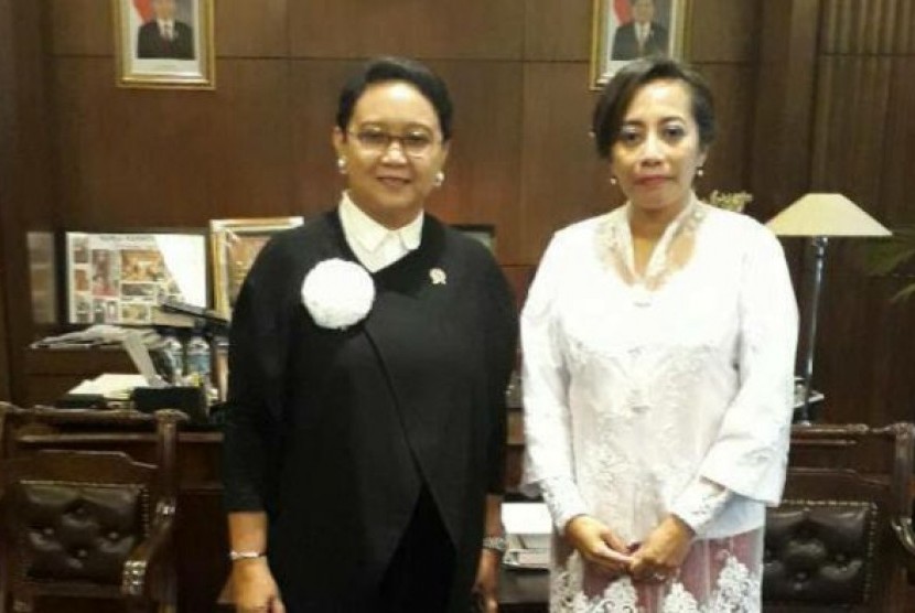 Menlu Indonesia Retno Marsudi (kiri) dengan Konsul Jenderal untuk Victoria Spica Alphanya Tutuhatunewa.