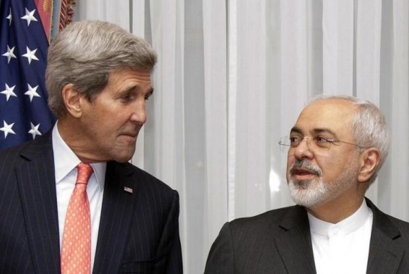 Menlu Iran Mohammad Javad Zarif bersama Menlu AS Johan Kerry.