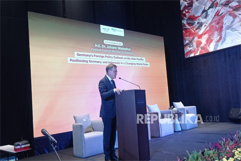 Menlu Jerman Johann Wadhepul saat memberikan pidato di sebuah diskusi publik di Jakarta, Rabu (20/8/2025).